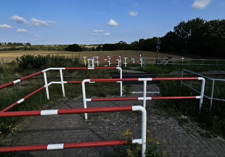 "„merkwürdiger Bahnübergang am Radweg